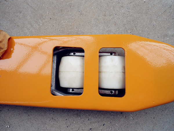 叉車產品細節(jié)處實拍-河北東圣吊索具制造有限公司-石材夾具_小型攪拌機_手動叉車_液壓堆高車