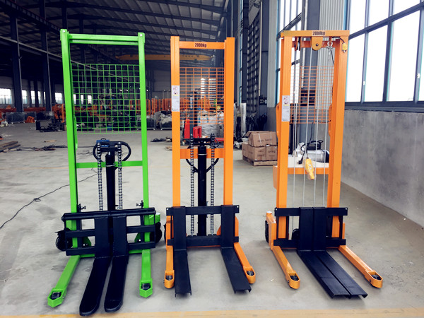 三款手動(dòng)堆高車對(duì)比，手動(dòng)堆高車價(jià)格可致電聯(lián)系客服了解--河北東圣吊索具制造有限公司--小型攪拌機(jī)|石材夾具|液壓堆高車|手動(dòng)叉車