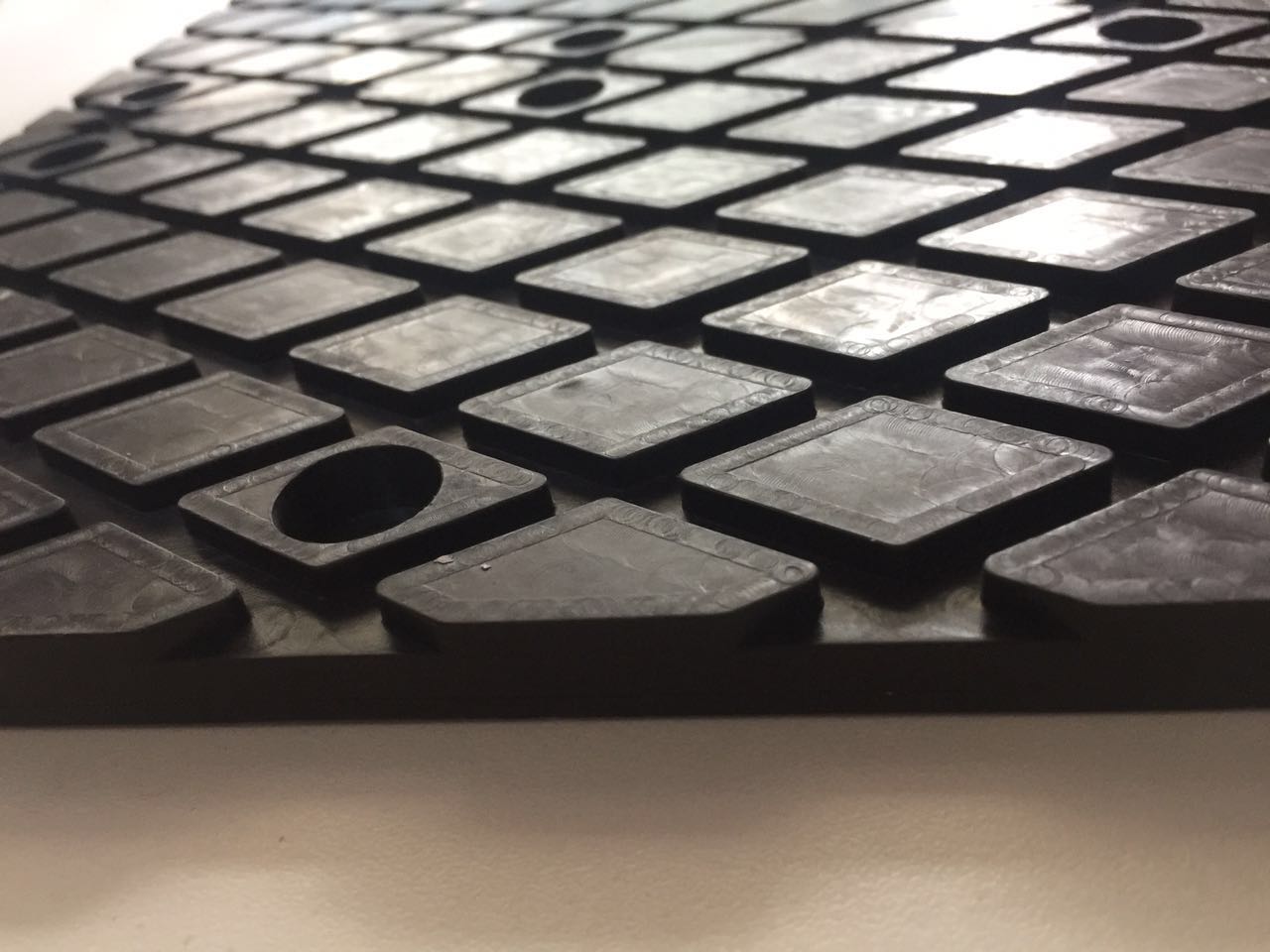 石材吊夾具配備橡膠夾皮實(shí)物拍攝側(cè)面顯示夾皮厚度--河北東圣吊索具制造有限公司--小型攪拌機(jī)|石材夾具|液壓堆高車|手動叉車 石材吊夾具配備橡膠夾皮實(shí)物拍攝側(cè)面顯示夾皮厚度--河北東圣吊索具制造有限公司--小型攪拌機(jī)|石材夾具|液壓堆高車|手動叉車