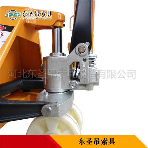 輕型手動叉車產(chǎn)品展示液壓缸細(xì)節(jié)展示--河北東圣吊索具制造有限公司--手動叉車|液壓堆高車|石材夾具|小型攪拌機(jī)