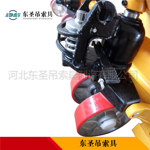 5t手動叉車液壓缸細(xì)節(jié)展示圖--河北東圣吊索具制造有限公司--小型攪拌機|石材夾具|液壓堆高車|手動叉車