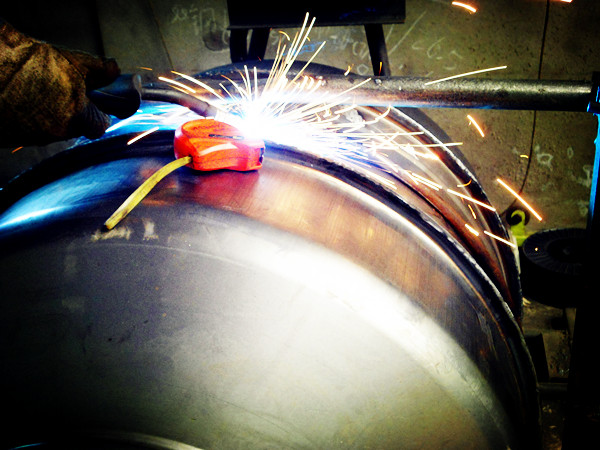 單向220V建筑小型攪拌機焊接車間焊接--河北東圣吊索具制造有限公司--小型攪拌機|石材夾具|液壓堆高車|手動叉車 單向220V建筑小型攪拌機焊接車間焊接--河北東圣吊索具制造有限公司--小型攪拌機|石材夾具|液壓堆高車|手動叉車