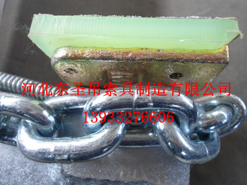 吊石材用的夾子夾皮位置特寫？--河北東圣吊索具制造有限公司--石材夾具|液壓堆高車|手動(dòng)叉車|小型攪拌機(jī)