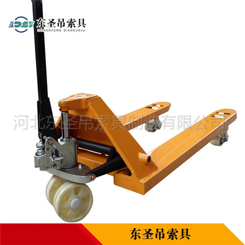 地牛搬運(yùn)叉車塑料行駛車輪特寫--河北東圣吊索具制造有限公司--手動(dòng)叉車|液壓堆高車|小型攪拌機(jī)|石材夾具 地牛搬運(yùn)叉車塑料行駛車輪特寫--河北東圣吊索具制造有限公司--手動(dòng)叉車|液壓堆高車|小型攪拌機(jī)|石材夾具