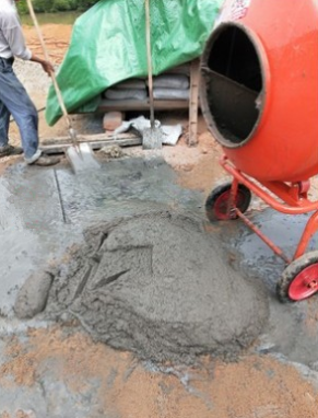 立式正反轉(zhuǎn)自動卸料小型攪拌機(jī)作業(yè)現(xiàn)場--河北東圣吊索具制造有限公司