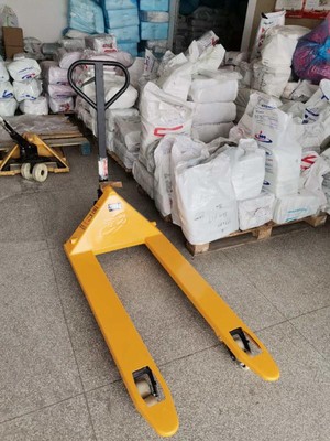 手動地牛叉車搬運(yùn)吊裝帶原料作業(yè)現(xiàn)場--河北東圣吊索具制造有限公司--手動叉車|液壓堆高車|石材夾具|小型攪拌機(jī) 手動地牛叉車搬運(yùn)吊裝帶原料作業(yè)現(xiàn)場--河北東圣吊索具制造有限公司--手動叉車|液壓堆高車|石材夾具|小型攪拌機(jī)