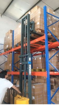 增高版液壓堆高車(chē)--河北東圣吊索具制造有限公司--液壓堆高車(chē)|手動(dòng)叉車(chē)|小型攪拌機(jī)|石材夾具