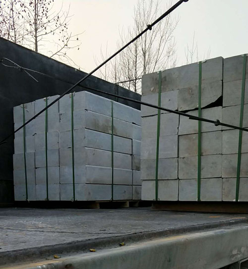 3噸液壓堆高車(chē)裝車(chē)現(xiàn)場(chǎng)--河北東圣吊索具制造有限公司--液壓堆高車(chē)|手動(dòng)叉車(chē)|小型攪拌機(jī)|石材夾具